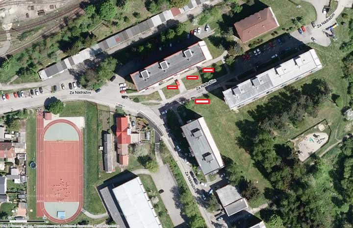 Projekt "Městský mobiliář na sídlišti", umístění projektu, obrazová dokumentace č. 1 - Umístění předkladatelé navrhují na zelených plochách před domy čp. 209, 208, 207, příp. naproti (na druhé straně komunikace proti domu čp. 208). V současné době se jedná o „mrtvé“ plochy, určené pouze k sekání. V místě není žádná možnost posezení, nejbližší lavičky jsou až u obchodu. Projekt "Městský mobiliář na sídlišti", umístění projektu, obrazová dokumentace č. 1 - Umístění předkladatelé navrhují na zelených plochách před domy čp. 209, 208, 207, příp. naproti (na druhé straně komunikace proti domu čp. 208). V současné době se jedná o „mrtvé“ plochy, určené pouze k sekání. V místě není žádná možnost posezení, nejbližší lavičky jsou až u obchodu.