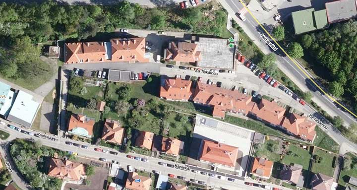 Projekt "Mobiliář na veřejném prostranství", umístění projektu, obrazová dokumentace č. 1 - Ulice Za Tiskárnou, zatravněné prostranství na začátku ulice naproti objektu tiskárny
